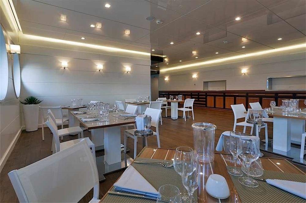 Yacht Club Marina Di Loano Hotel Екстериор снимка
