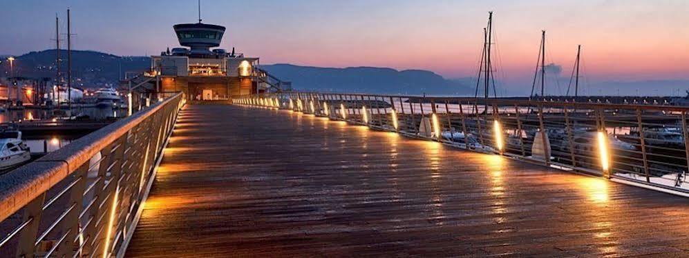Yacht Club Marina Di Loano Hotel Екстериор снимка