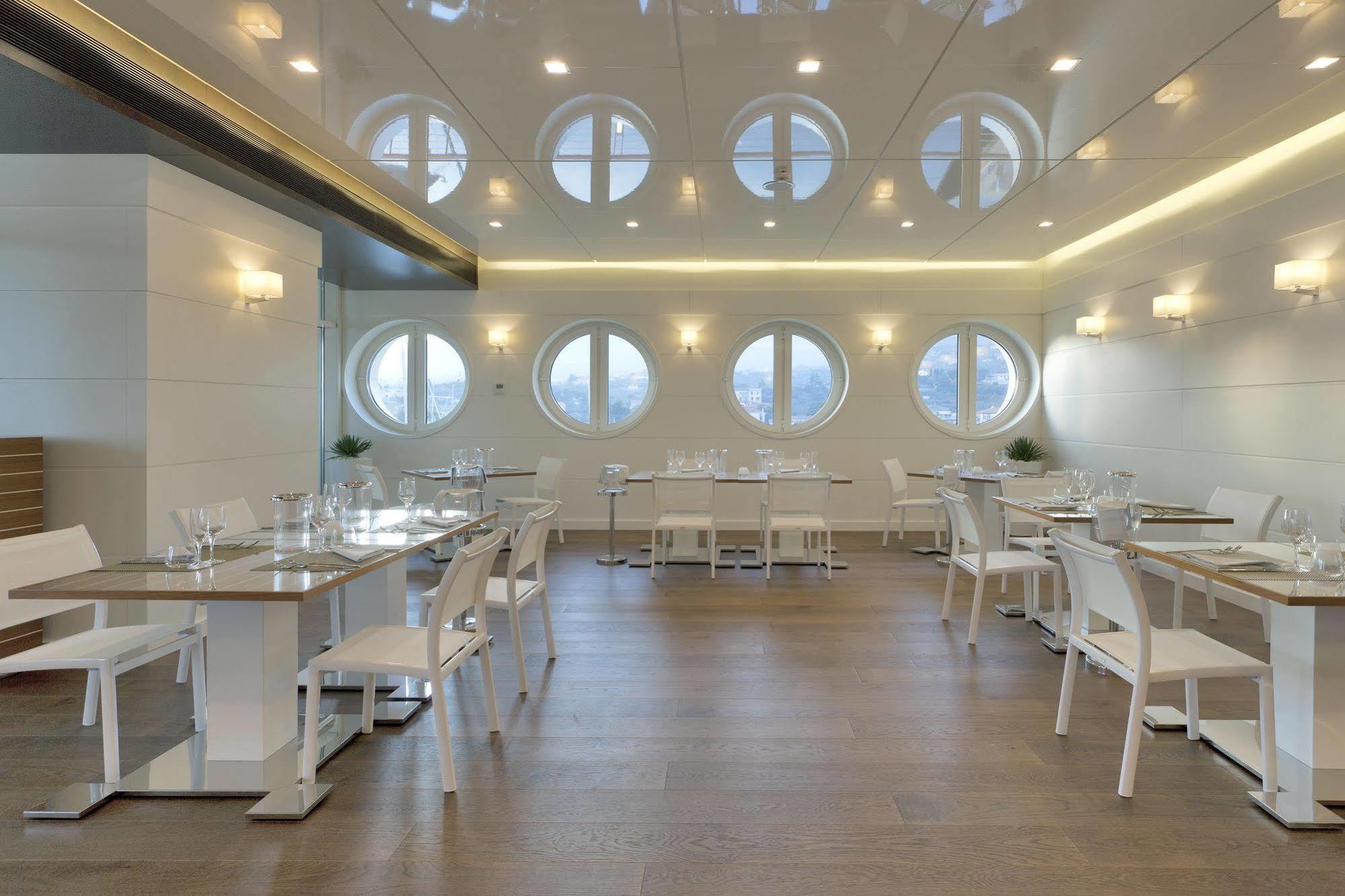Yacht Club Marina Di Loano Hotel Екстериор снимка