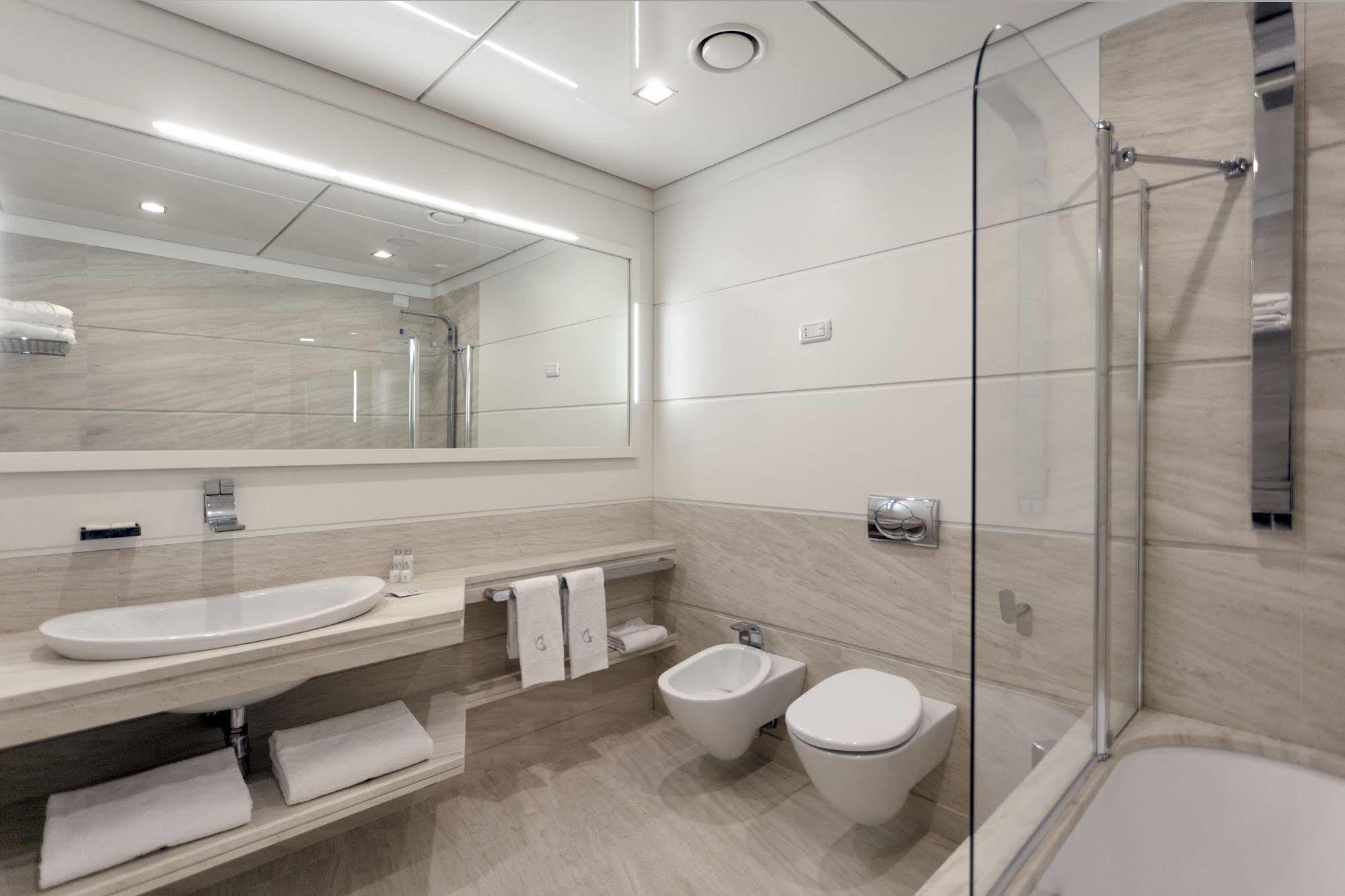 Yacht Club Marina Di Loano Hotel Екстериор снимка