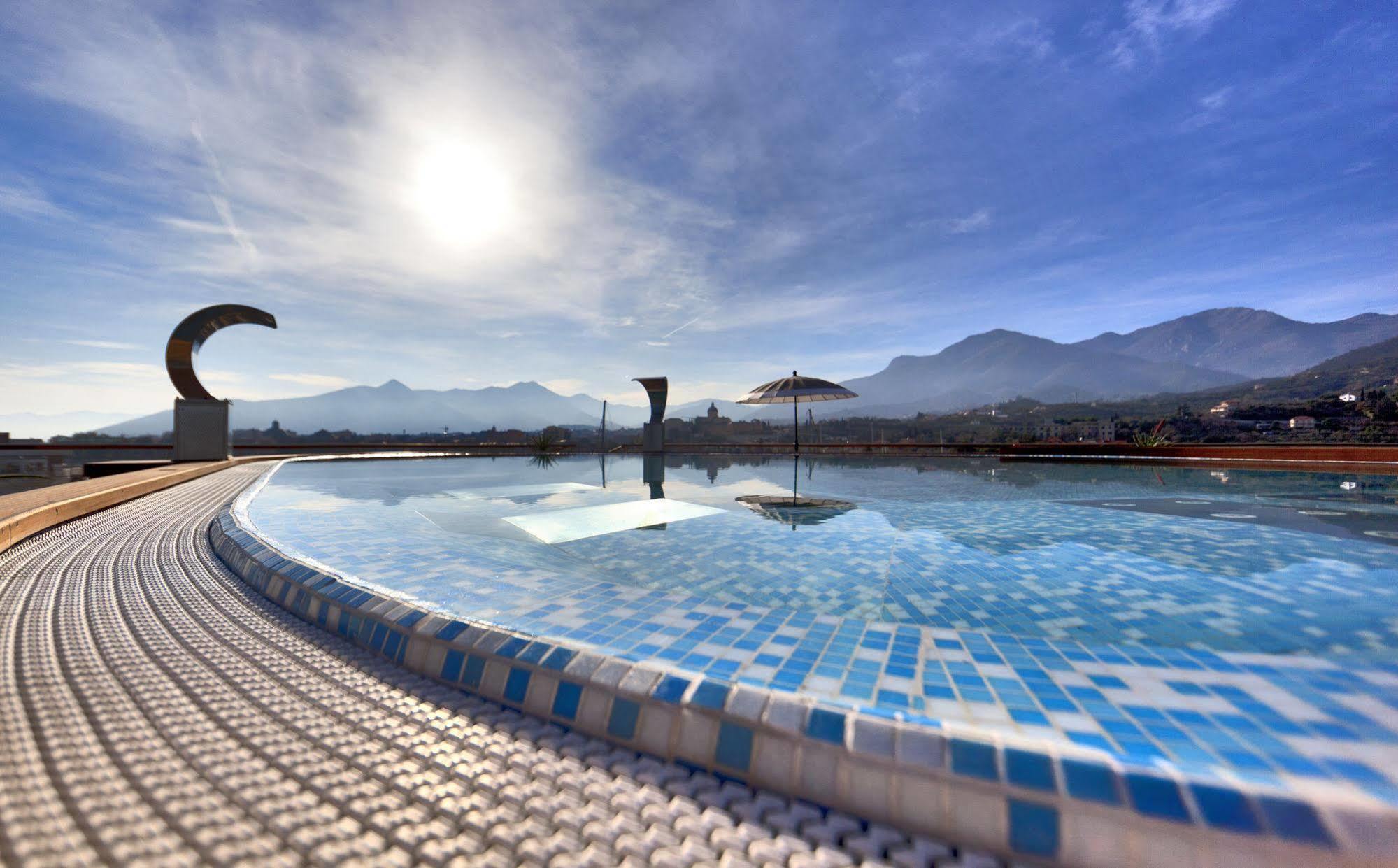 Yacht Club Marina Di Loano Hotel Екстериор снимка