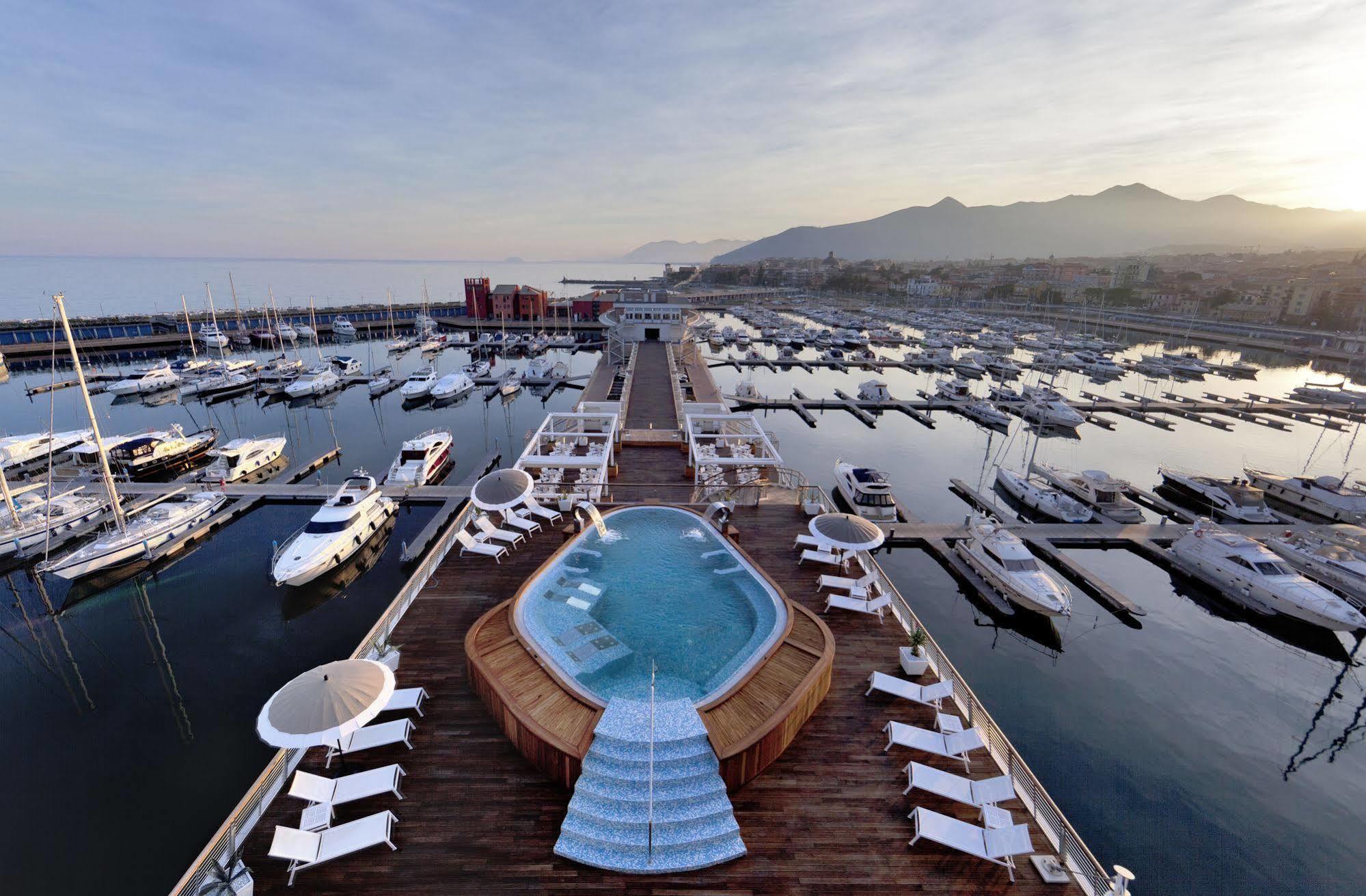 Yacht Club Marina Di Loano Hotel Екстериор снимка