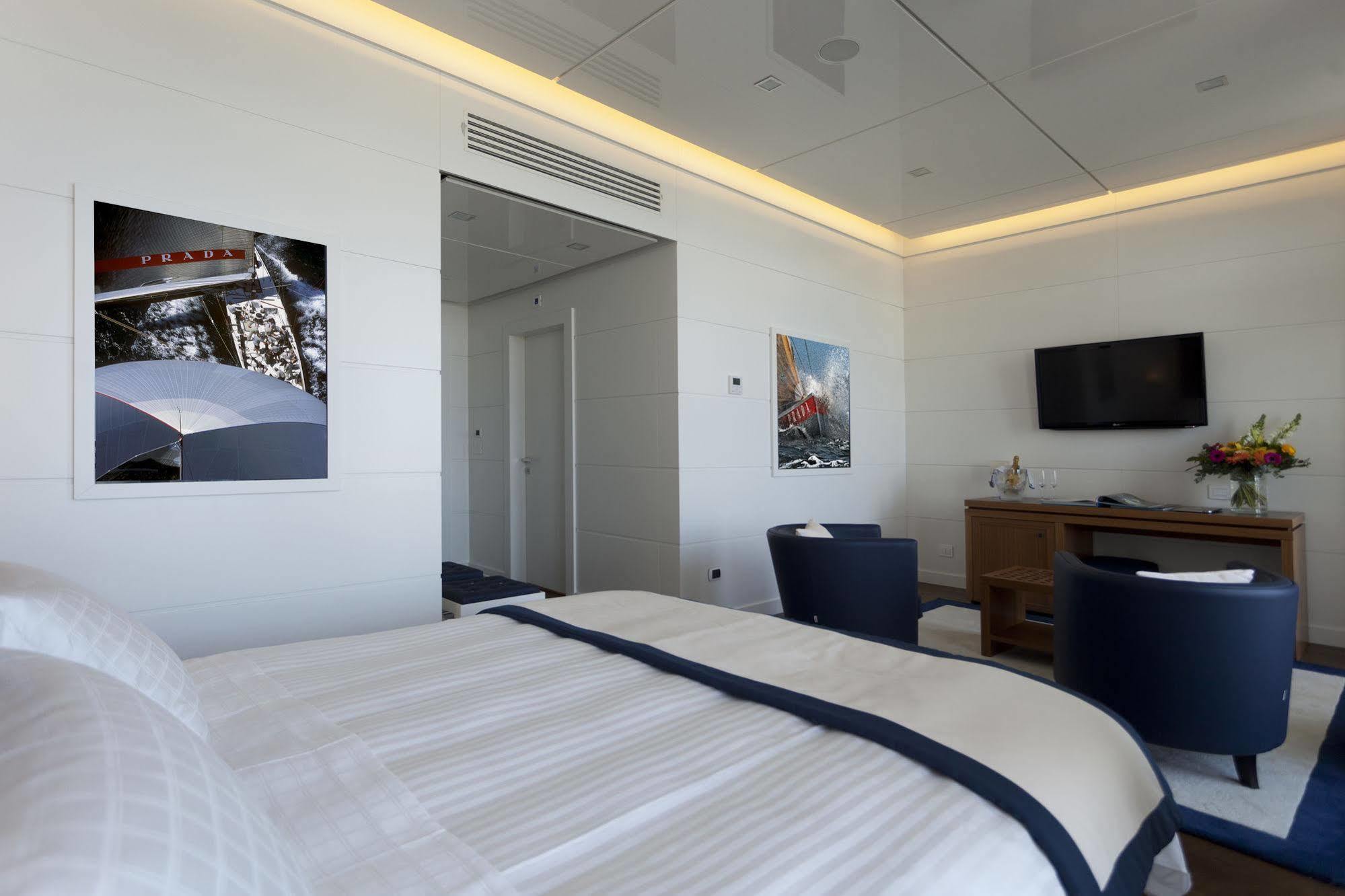 Yacht Club Marina Di Loano Hotel Екстериор снимка