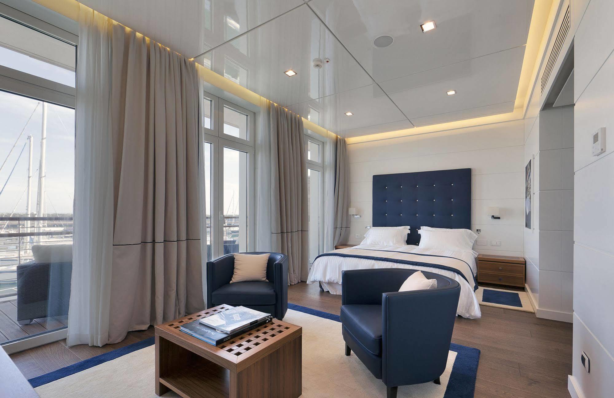 Yacht Club Marina Di Loano Hotel Екстериор снимка