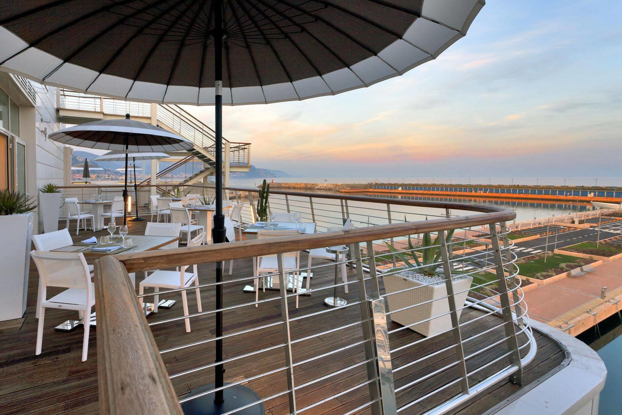 Yacht Club Marina Di Loano Hotel Екстериор снимка